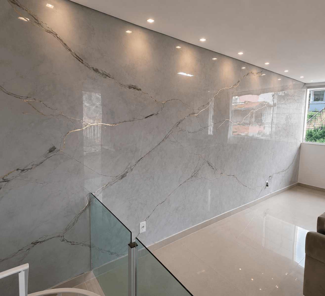 Depois de acabamento decorativo com efeito mármore em parede interna